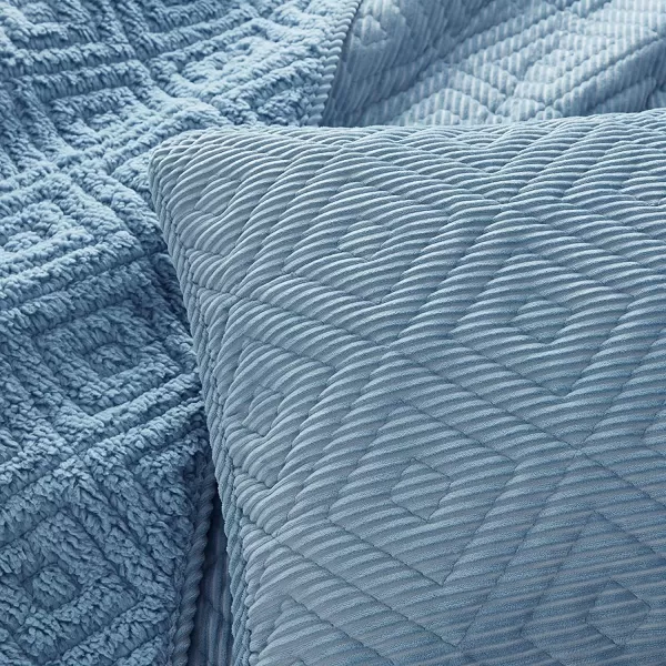 BearPaw  Twin Quilt Set 2Piece Bedding Set with Matching Sham Cozy ampamp Warm Home Decor Camilia Rust TwinTwin XLBlue